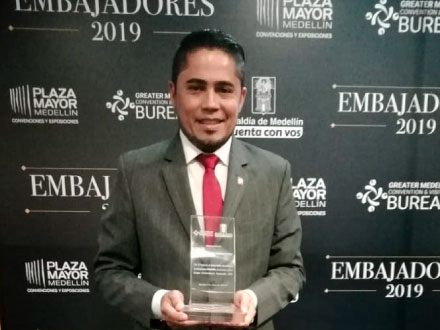 Edwin Alejandro Ramírez, coordinador de deportes, recibe premio de la Alcaldía de Medellín y el Bureau