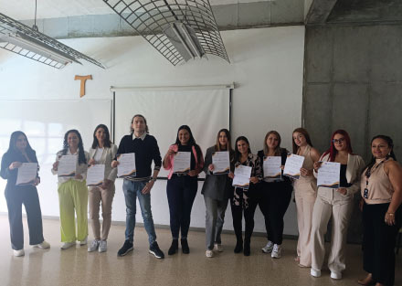 Estudiantes presentan sus trabajos de grado sobre diversos temas educativos