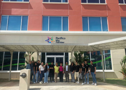 estudiantes-y-docente-de-la-facultad-de-ciencias-empresariales-realizan-mision-academica-en-panama